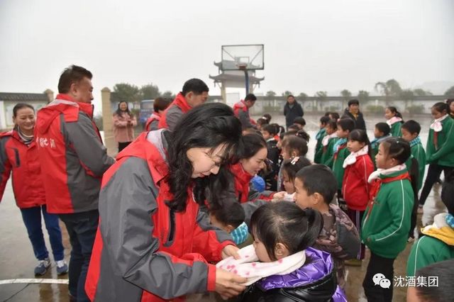 冬雨飘飞,这群人为何行走在大山深处?(图2) 冬雨飘飞,这群人为何行走在大山深处?(图2)