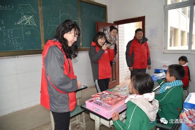 冬雨飘飞,这群人为何行走在大山深处?(图3) 冬雨飘飞,这群人为何行走在大山深处?(图3)