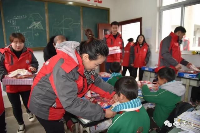 冬雨飘飞,这群人为何行走在大山深处?(图6) 冬雨飘飞,这群人为何行走在大山深处?(图6)