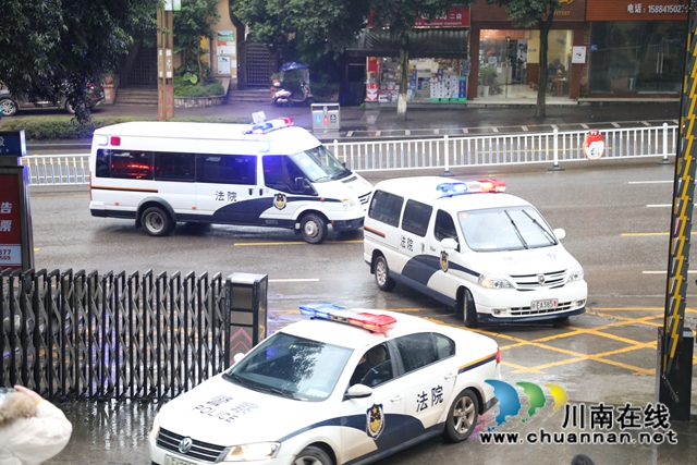 纳溪区人民法院法警大队圆满完成涉黑案件庭审保障任务(图1)