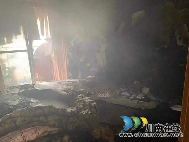 江阳区蓝滨城一住房起火，泸州消防到场将火扑灭(图2)