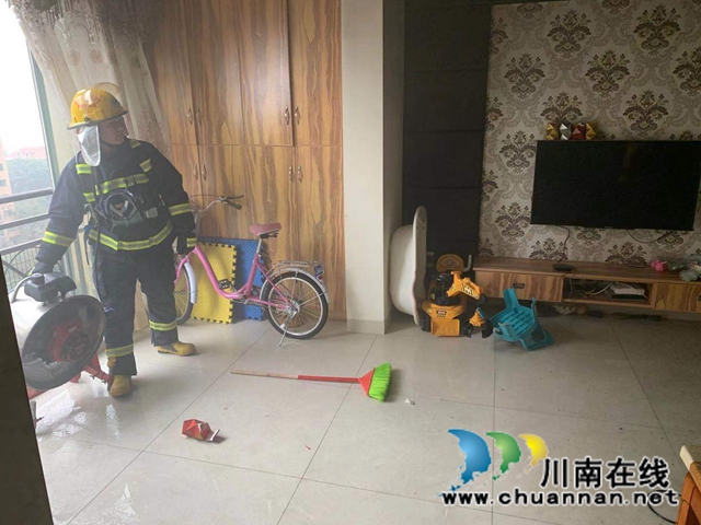 江阳区蓝滨城一住房起火，泸州消防到场将火扑灭(图3)