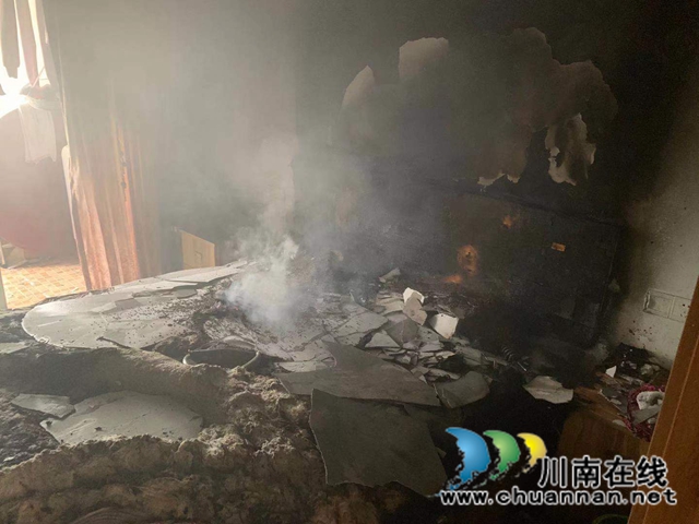 江阳区蓝滨城一住房起火，泸州消防到场将火扑灭(图1)