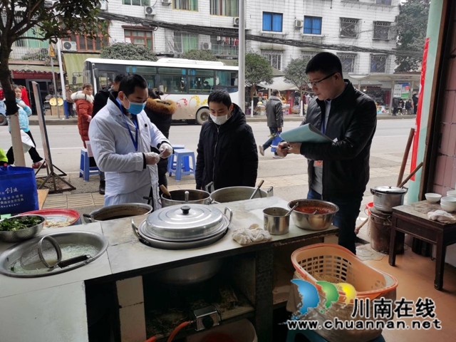 泸县市场监管局到太伏镇开展餐饮非法添加罂粟快速检测工作(图2)