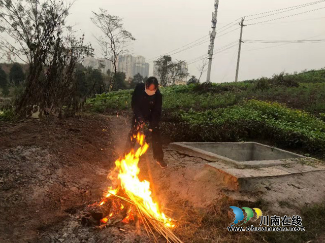 内江经开区曙光社区:制止野外焚烧,保护环境守护平安(图1) 内江经开区曙光社区:制止野外焚烧,保护环境守护平安(图1)