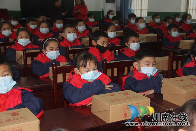 纳溪天仙镇中心小学：老少牵手，温暖童心(图1)