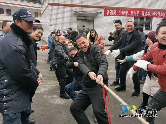 川煤集团华荣能源公司威鑫煤业工会举行“保安全、促生产、鼓干劲”拔河比赛(图1) 川煤集团华荣能源公司威鑫煤业工会举行“保安全、促生产、鼓干劲”拔河比赛(图1)