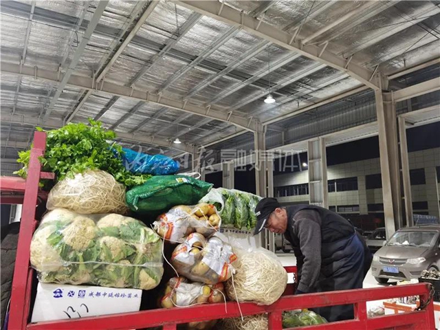 第一天就卖了300吨蔬菜！内江这个“巨型菜篮子”开门了(图1)