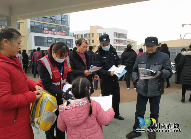 内江经开区交通派出所扫黑除恶、反诈骗宣传(图1) 内江经开区交通派出所扫黑除恶、反诈骗宣传(图1)