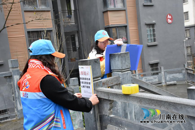 贵州三穗县民政局深入社区开展“抗凝冻·保平安”路面防滑安全行动(图1)