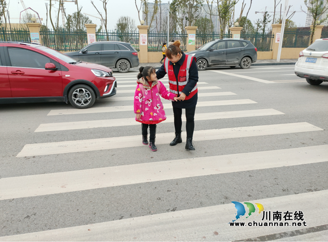 内江经开区交通派出所：致敬警察节，甜城义警暖心故事(图1)