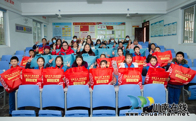 泸州市总工会到龙马潭区齐家学校开展“温暖冬日,亲情相聚”关爱留守儿童活动(图1) 泸州市总工会到龙马潭区齐家学校开展“温暖冬日,亲情相聚”关爱留守儿童活动(图1)