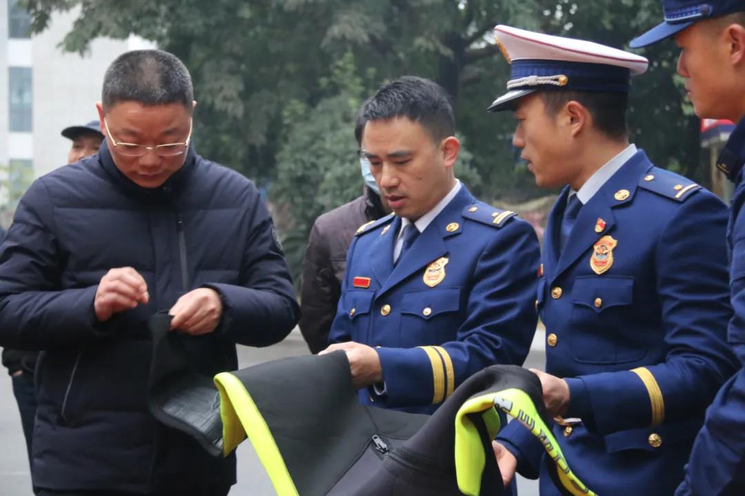 泸州市龙马潭区首次组建酒类石油化工灭火救援暨森林专业扑火队(图5)