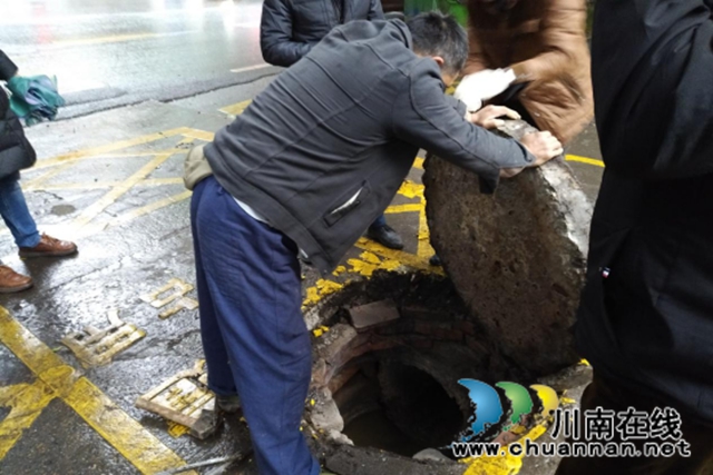 龙马潭区红星街道天立社区：清污排堵，真情为民(图1)