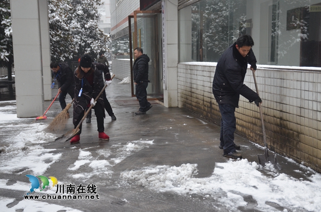 华荣能源威鑫煤业:党员干部齐上阵,扫雪清道保安全(图1) 华荣能源威鑫煤业:党员干部齐上阵,扫雪清道保安全(图1)
