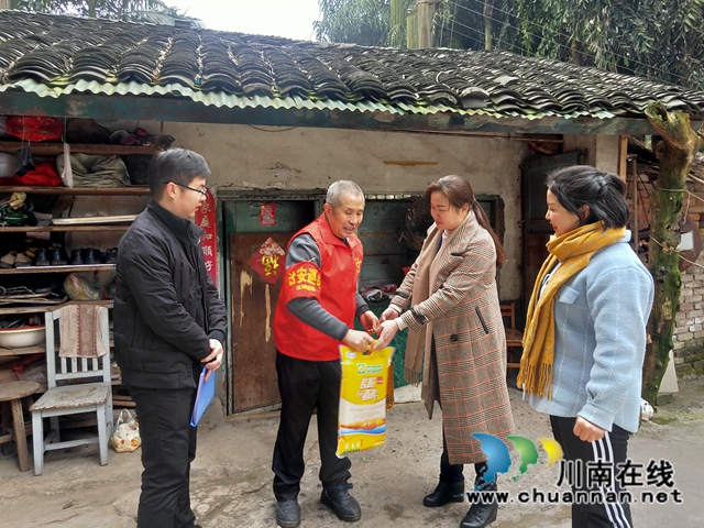 江阳区北城街道慰问濂溪路社区巡山志愿者(图2)