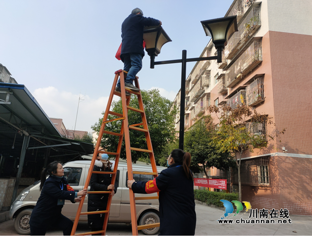 内江经开区交通镇：居民事放心中，网格员让“罢工”路灯“复工”(图1)