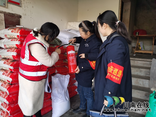 内江经开区靖民镇石马村开展冬季消防安全隐患排查行动(图1) 内江经开区靖民镇石马村开展冬季消防安全隐患排查行动(图1)