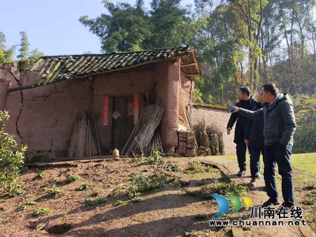 泸县应急管理局到百和镇督导冬春救助、紧急转移安置资金救助等工作(图1)