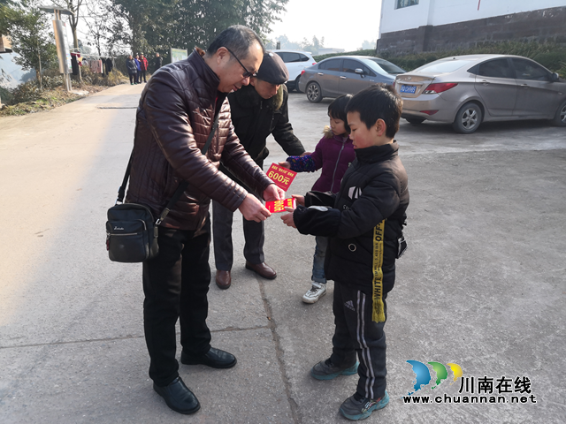 宜宾南溪区长兴镇开展慰问困难儿童暖冬行动(图2)