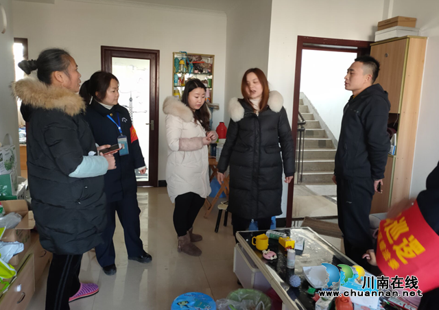 内江经开区交通镇汉晨社区：居民家突发漏水，格格及时协调来解决(图1)