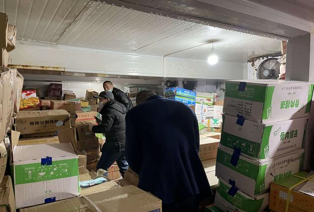 就地封存！泸州洪洋农贸市场38箱进口冷链食品被查(图2)