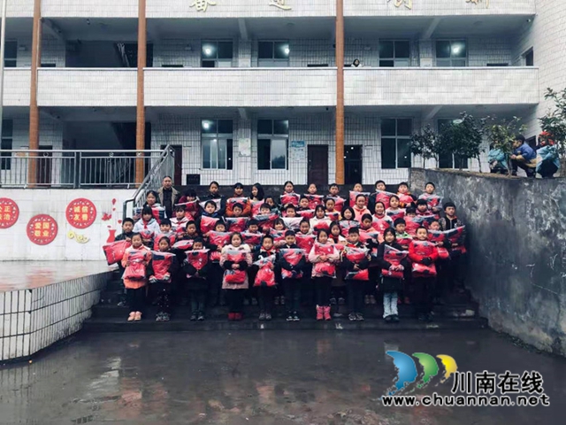 叙永：老少牵手，关爱老区农村学生温暖过冬(图2)