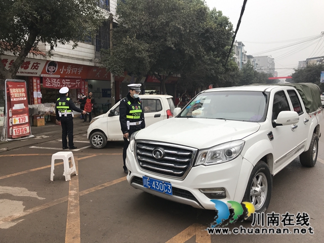 泸县立石镇开展场镇车辆违停专项整治行动(图1)