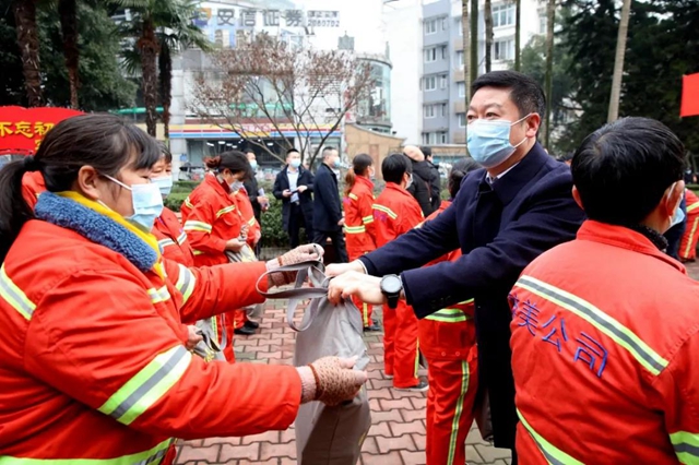 送温暖 | 付小平带队慰问泸州环卫工人和一线抗疫人员(图3)