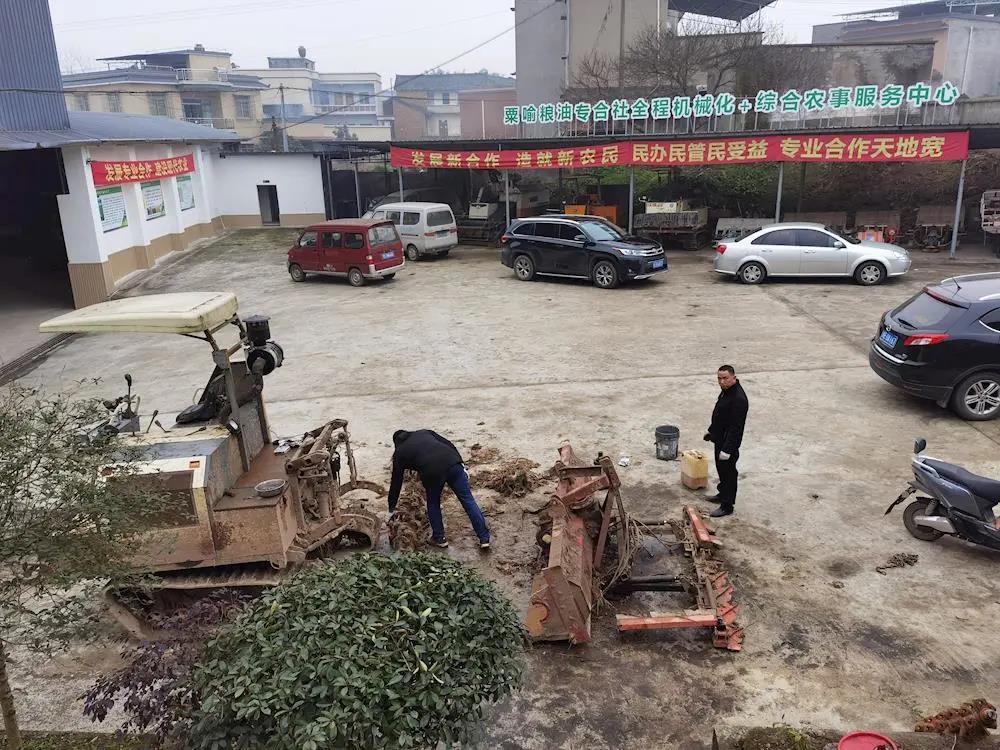 泸州：保养维修农机 备耕春耕生产(图1)