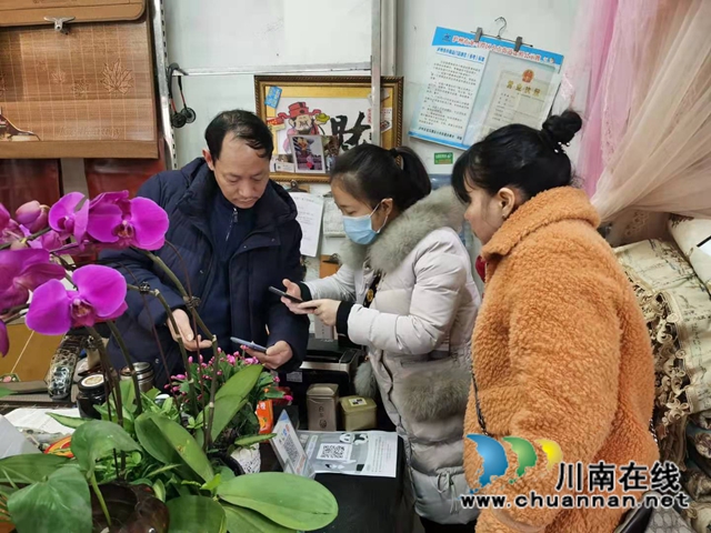 龙马潭区小市街道：“摆摊设点”让防疫宣传更接地气(图1)