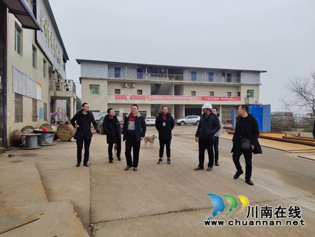 合江县市场监管局总工程师马腾带队开展造船特种设备安全大检查(图1)