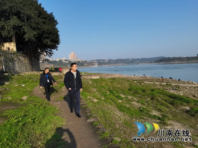 龙马潭区小市街道沱江河长开展巡河工作(图1)