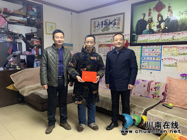 龙马潭区委常委何刚带队走访慰问红星街道困难党员(图2)