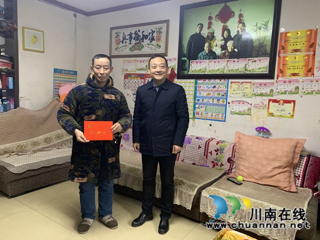 龙马潭区委常委何刚带队走访慰问红星街道困难党员(图1)