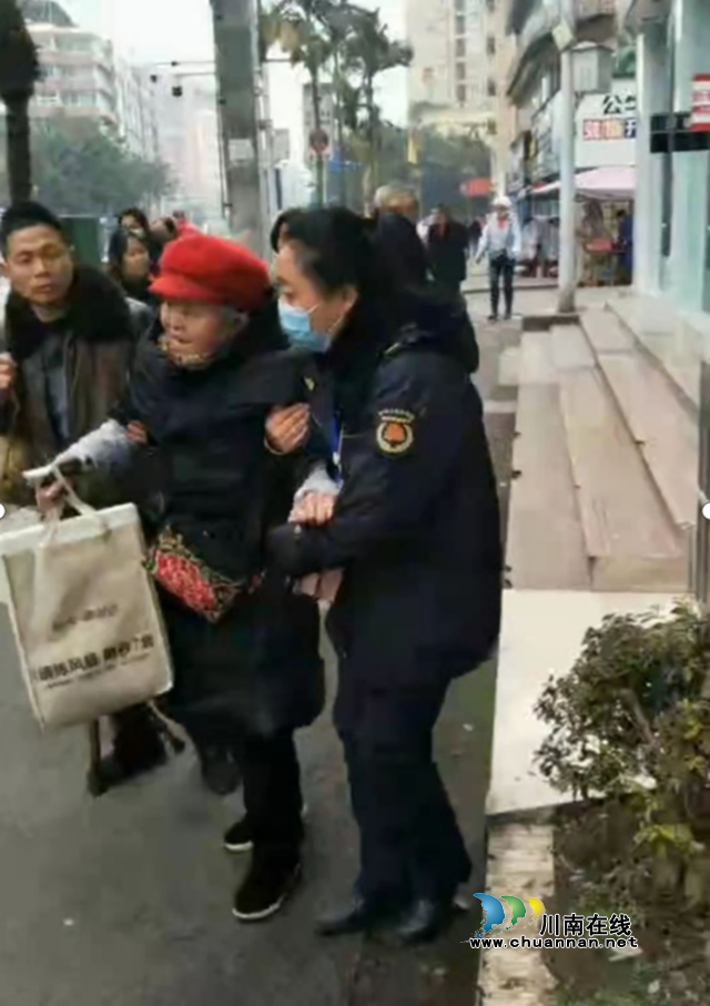 暖心！七旬太婆跌倒，龙马城管队员上前搀扶(图2)