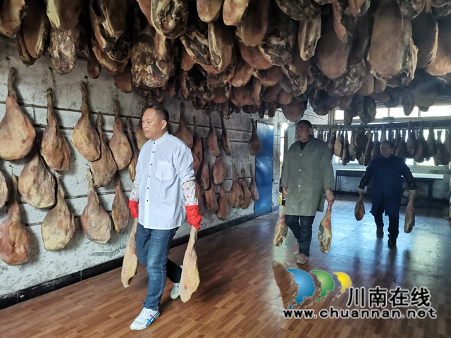 泸县：赶制“土火腿”，让就地过年不缺“家乡味”(图1)