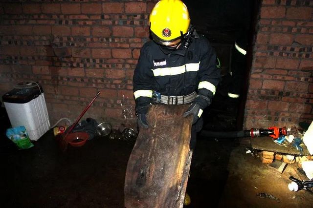 千万注意！宜宾一户人家熏腊肉把房子点燃了！(图2)