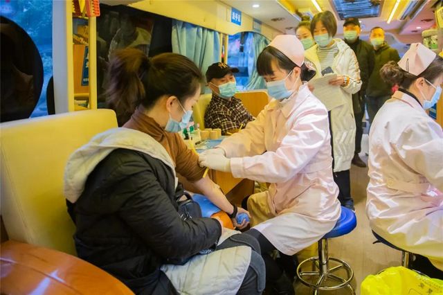 点赞白衣天使|他们不仅拯救生命 还献出鲜血(图8)