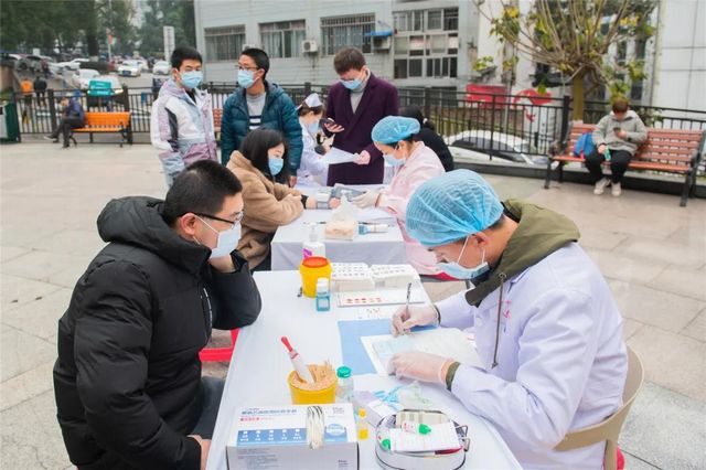 点赞白衣天使|他们不仅拯救生命 还献出鲜血(图2)