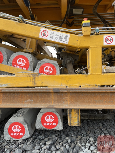 泸州将步入动车时代！川南城际铁路内自泸线今天完成铺轨(图5)