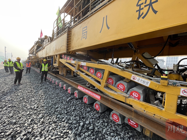 泸州将步入动车时代！川南城际铁路内自泸线今天完成铺轨(图2)