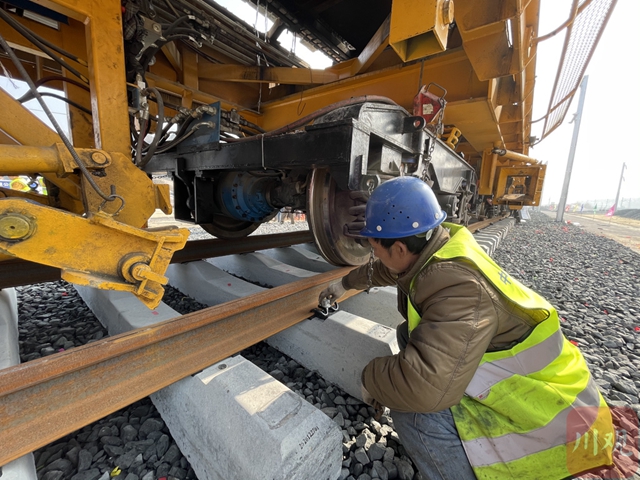 泸州将步入动车时代！川南城际铁路内自泸线今天完成铺轨(图3)