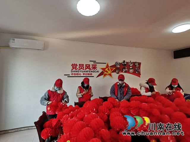 合江县大桥镇：返乡大学生为疫情防控贡献青春力量(图2)