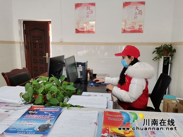 合江县大桥镇：返乡大学生为疫情防控贡献青春力量(图5)