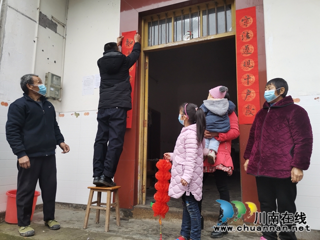 泸县“迎牛年新春·送法治三宝”活动走进企业、乡村(图3)