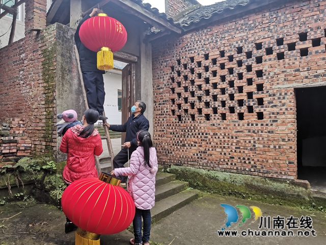 泸县“迎牛年新春·送法治三宝”活动走进企业、乡村(图4)