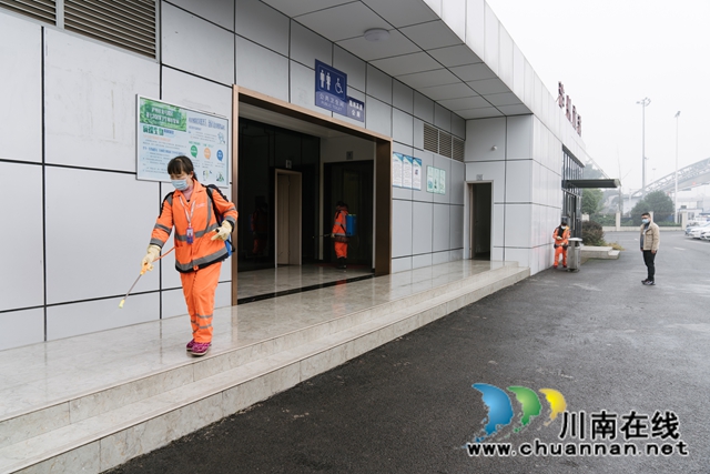 龙马潭：打造靓丽城市形象，让过年气氛浓起来！(图2)