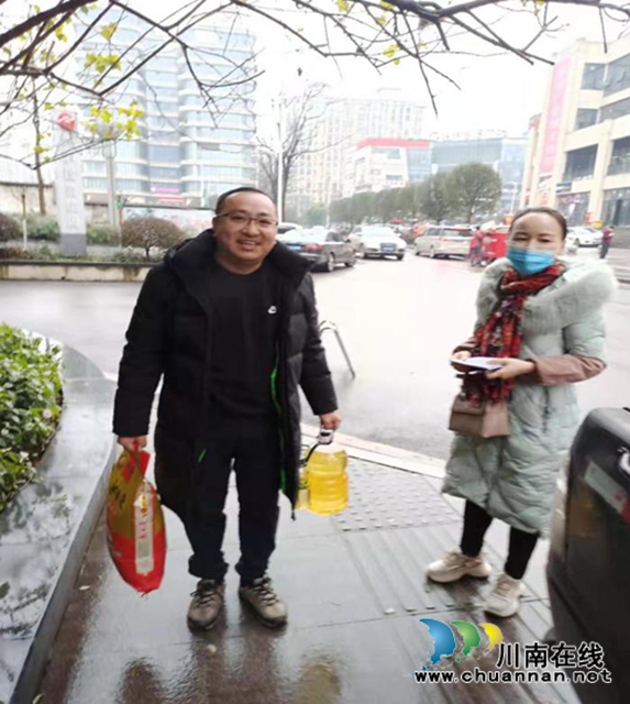 四川新火炬化工有限责任公司入户看望慰问待工休息员工(图3) 四川新火炬化工有限责任公司入户看望慰问待工休息员工(图3)