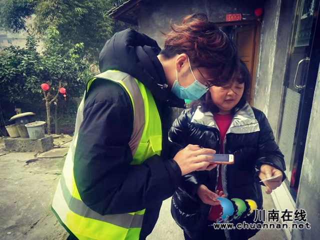 “码”上行动！泸县云龙镇志愿者积极推广“四川天府健康通”(图2)